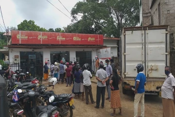 சதொச விற்பனை நிலையங்களில் சீனியை பெற்றுக் கொள்ள நீண்ட வரிசையில் மக்கள்