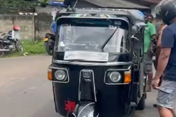 முச்சக்கர வண்டியில் இருந்து தலை வெளியே நீட்டிய 4 வயது சிறுமிக்கு நேர்ந்த துயரம்