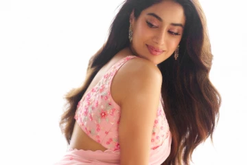 ஸ்ரீதேவி மகள் ஜான்வி சேலையில் செம ஹாட் போஸ்