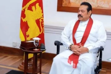 மஹிந்த ராஜபக்ஷவுடன் புகைப்படம் எடுக்க போட்டி போட்ட யாழ் மக்கள் பிரதிநிதிகள்!