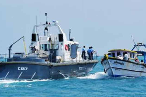 12 இந்திய கடற்றொழிலாளர்கள் இலங்கை கடற்படையினரால் கைது - ஐபிசி தமிழ்