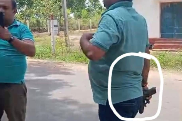 தமிழர் பகுதியொன்றில் அதிகாரிகள் அடாவடித்தனம் ; துப்பாக்கியுடன் மக்களை விரட்டியதால் பரபரப்பு | Officials Brutality In A Tamil Area