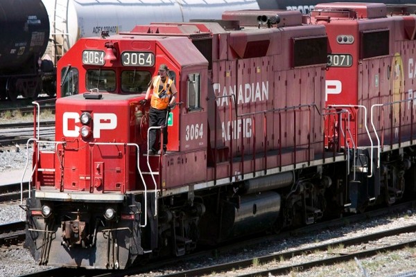 கனடாவில் ஒரே இடத்தில் இரு ரயில் விபத்துக்கள்: 2 பேர் பலி | Woman Struck Killed By Train In Mississauga