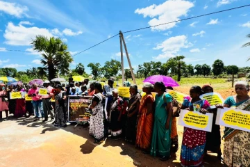 கொக்குதொடுவாய் மனித புதைகுழி முன்பு பாரிய ஆர்ப்பாட்டம்