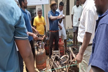 யாழில் இந்தியப் அரசுப் பொருட்கள் பகிரங்க ஏலம் ; போட்டி போட்டுக்கொண்டு வாங்கிய மக்கள்