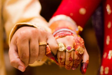 "මිනිස්සු අමාරුවෙන් ජිවත් වෙන්නේ" විවාහ විමට සිටින ඔබටත් මෙන්න අඩු විදමින් මංගල උත්සවක් ...(VIDEO)