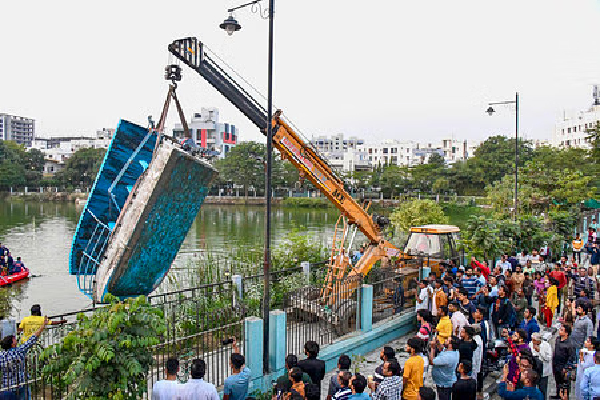 சுற்றுலா சென்ற பாடசாலை மாணவர்கள் 14 பேர் பரிதாப உயிரிழப்பு | 14 School Students Death Gujarat Tour