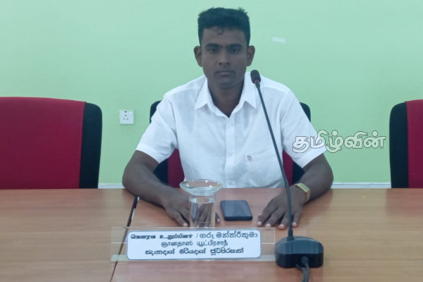 மாவீரர் தின சமூக செயற்பாட்டாளருக்கு இராணுவ புலனாய்வு பிரிவின் அச்சுறுத்தல் | Honoring The Parents Of Heroes In Mulliyavala மாவீரர் தின சமூக செயற்பாட்டாளருக்கு இராணுவ புலனாய்வு பிரிவின் அச்சுறுத்தல் | Honoring The Parents Of Heroes In Mulliyavala