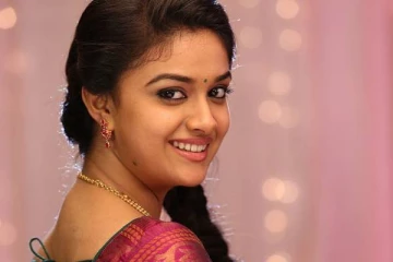 வித்தியாசமான உடை அணிந்து இளசுகளை கவரும் கீர்த்தி சுரேஷ்.. வைரல் புகைப்படம்