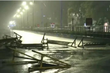 ? Live: மாமல்லபுரத்தை மிரட்டும் பேய் காற்று - வீடுகளில் முடங்கிய மக்கள்