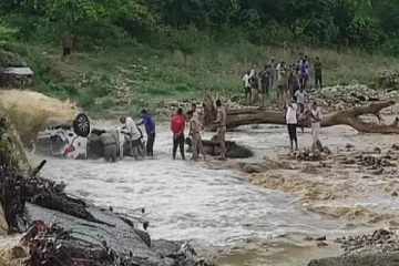 வெள்ளத்தில் அடித்துச்செல்லப்பட்ட காரில் 9 பேர் பலி! உயிருடன் மீட்கப்பட்ட சிறுமி