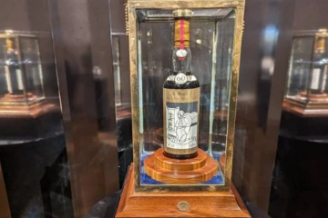 விஸ்கி ஒரு போத்தல் இதனை கோடியா! அதிர்ச்சியில் உறைந்த மது பிரியர்கள்!