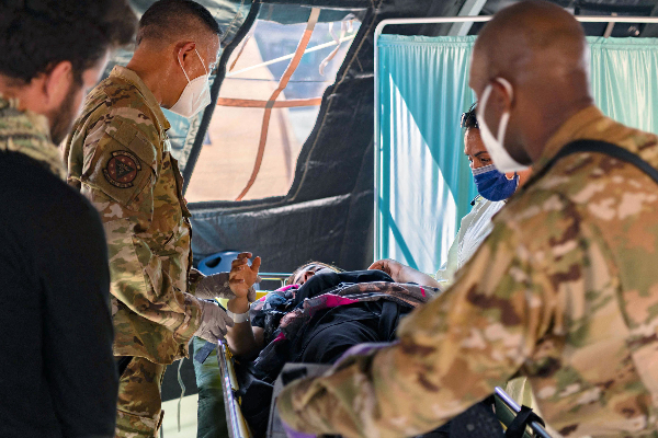 நடுவானில் பிரசவ வலியில் துடிதுடித்த ஆப்கான் பெண்! அவரது குழந்தைக்கு என்ன பெயர் வைத்தார் தெரியுமா? | Afghan Woman Gives Birth To Baby Girl