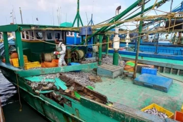 இலங்கை கடற்படையினரால் காப்பாற்றப்பட்ட இந்திய கடற்றொழிலாளர்கள்