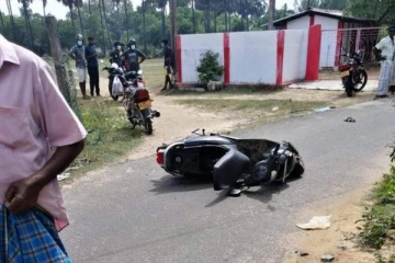 யாழில் கொடூரம்: நடு வீதியில் மனைவியை துரத்தித் துரத்தி வெட்டிய கணவன்