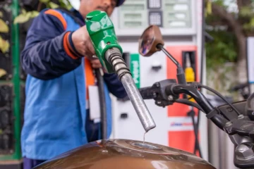 பொதுமக்களுக்கு பெட்ரோல், மதுபானம் எதுவும் கொடுக்கக் கூடாது- கரூர் மாவட்டத்தில் அதிரடி உத்தரவு