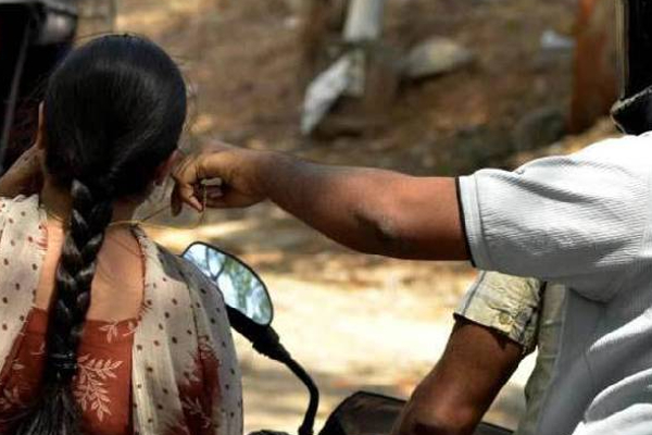 யாழில் மோட்டார் சைக்கிளில் பயணித்துகொண்டிருந்த இளம் தாய்க்கு நடந்த அதிர்ச்சி சம்பவம் | Thieves Gold Chain Cut Escaped Young Mother Jaffna