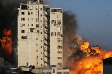 தொலைக்காட்சி நேரலையின் போது ஏவுகணை தாக்குதலில் நொடியில் தவிடு பொடியான பல அடுக்கு கட்டிடம்! நடுங்க வைக்கும் காட்சி