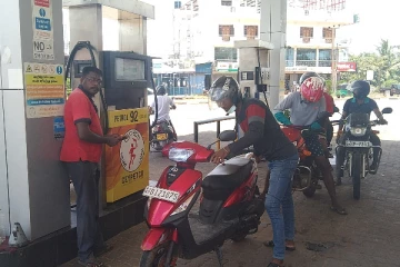 எரிபொருள் நிரப்பு நிலையங்களில் தமக்கு தேவையான எரிபொருளை பெறக்கூடிய நிலையில் மக்கள் (Photos)