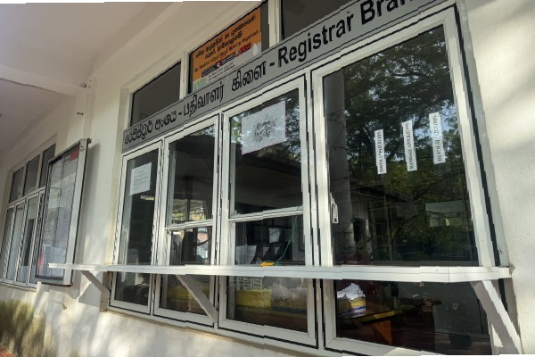 அதிகாரி இல்லை; வவுனியாவில் அலைக்கழிக்கப்படும் மக்கள் | No Official People Being Harassed In Vavuniya