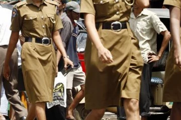 பொலிஸ் உத்தியோகத்தர் என கூறி பண மோசடியில் ஈடுபட்ட பெண்