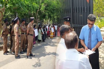 இந்திய கடற்றொழிலாளர்களுக்கு எதிராக யாழில் முன்னெடுக்கப்பட்ட போராட்டம் : காவல்துறையினரால் பரபரப்பு