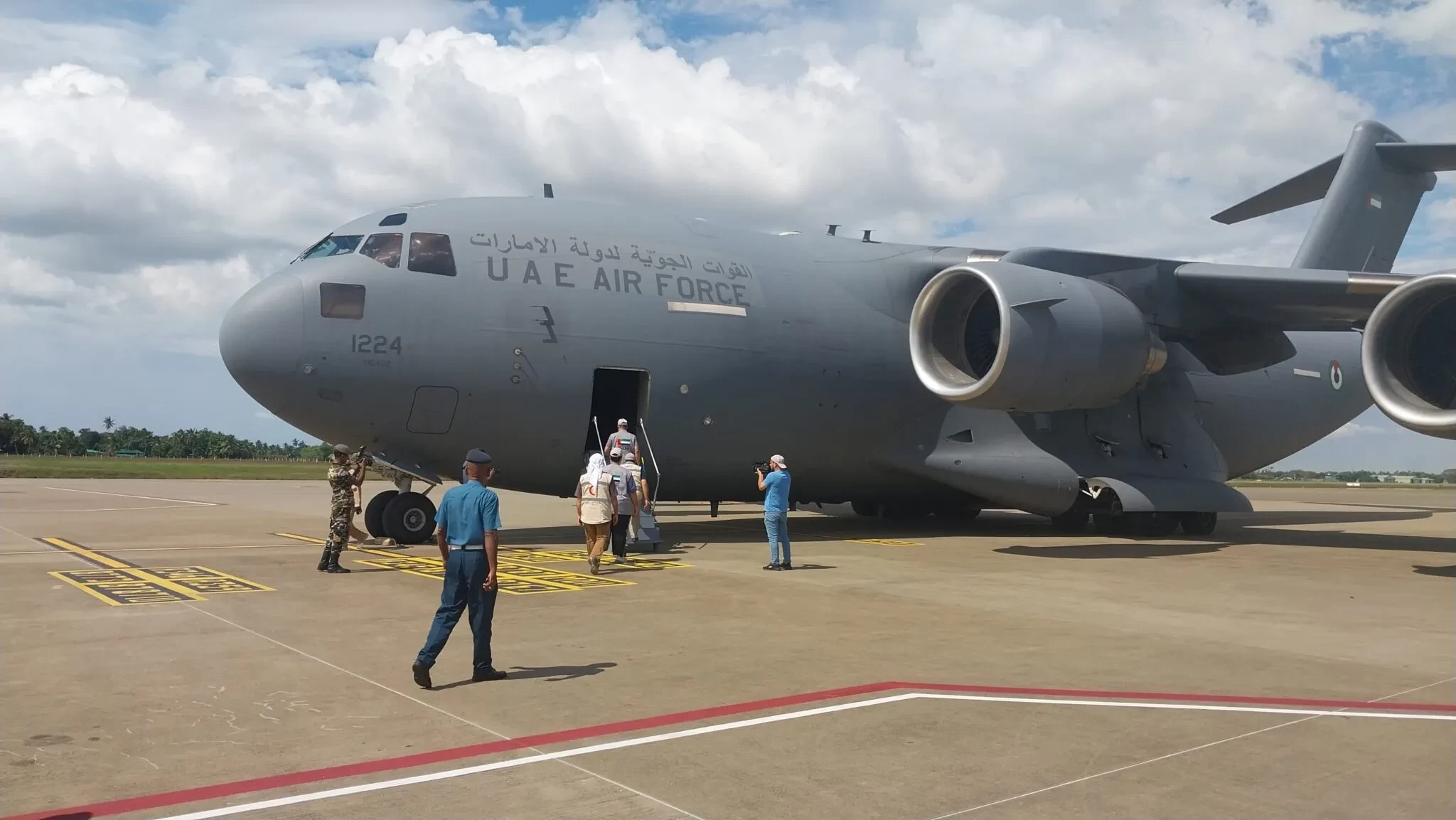 27 மெட்ரிக் தொன் நிவாரணம்! கட்டுநாயக்க விமான நிலையத்தை வந்தடைந்த UAE இன் C-17 3 Gallery