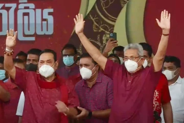 අගමැති මහින්ද ප්‍රසිද්ධියේ වේදිකාවේදී ඇමති රෝහිතගේ අත ගසා දමයි.(VIDEO)