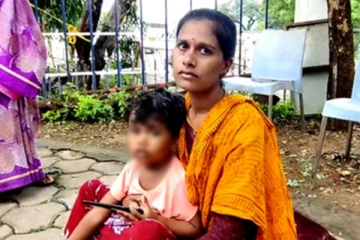 இரண்டாவது திருமணம் செய்த கணவர் - கதறும் மனைவி: கைக்குழந்தியோடு சாலையில் தர்ணா