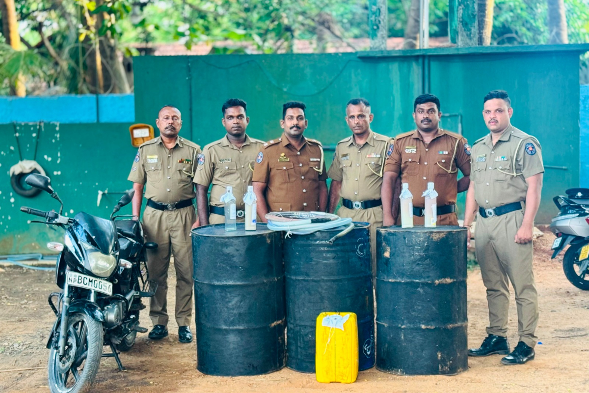 புலனாய்வுத்துறையின் இரகசிய தகவல்! காட்டுப் பகுதியில் சிக்கிய இருவர் | Illegal Liquor Production Two Arrested புலனாய்வுத்துறையின் இரகசிய தகவல்! காட்டுப் பகுதியில் சிக்கிய இருவர் | Illegal Liquor Production Two Arrested