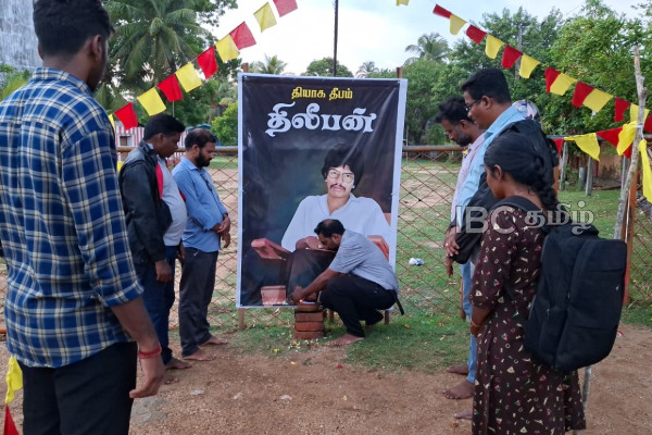 தமிழர் தலைநகரில் காவல்துறையின் அட்டூழியம்: அகற்றப்பட்ட தியாக தீபம் திலீபனின் நினைவு படம்! | Thileepan Memorial Removed By Authorities Trinco