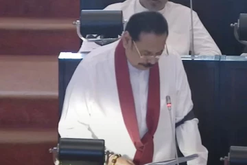 மகிந்த கறுப்பு பட்டி அணிந்து நாடாளுமன்றம் சென்றமைக்கான காரணம்