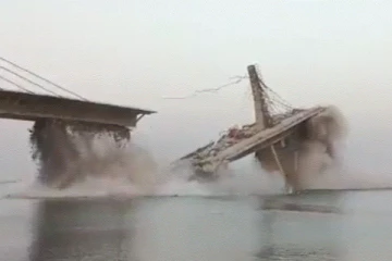 මංතීරු 4කින් යුත් පාලමක් කඩා වැටෙන හැටි කැමරාවක සටහන් වෙයි - (VIDEO)