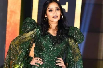 எல்லோ சுடிதாரில் மயக்கும் 17 வயது அஜித் மகள்.. அனிகா வெளியிட்ட தீபாவளி ஸ்பெஷல் பிக்...