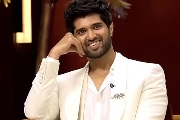 புர்கா அணிந்துகொண்டு ரகசியமாக தியேட்டரில் படம் பார்த்த முன்னணி ஹீரோ | Vijay Deverakonda Watched Movie Wearing Burqa