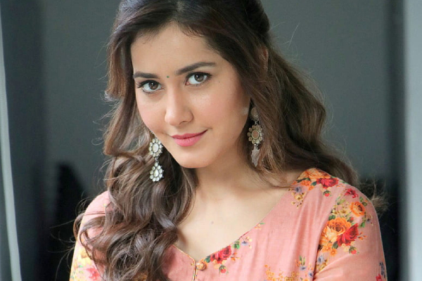 இவ்ளோ கவர்ச்சி ஆவாது.. வசீகர ஆடையில் இளைஞர்களை மூச்சு முட்ட வைக்கும் தனுஷ்பட நடிகை.. | Rashi Khanna Latest Hot Photoshoot