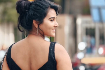 நடிகை திவ்யா துரைசாமி சேலையில் ஹாட் போஸ்