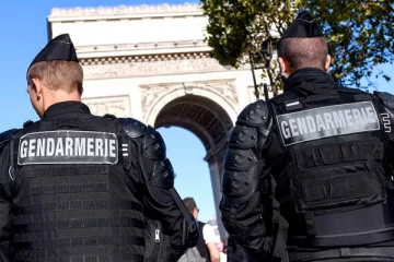 வீதியில் இழுத்துச் செல்லப்பட்ட இரு காவல்துறை அதிகாரிகள்!