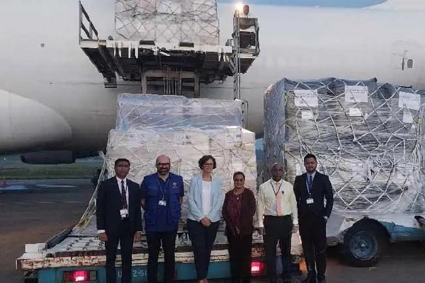 ஐரோப்பிய ஒன்றியத்தின் நிவாரண பொருட்களுடன் கட்டுநாயக்காவில் தரையிறங்கியது விமானம் | Eu Humanitarian Aid Shipment Arrives In Sri Lanka