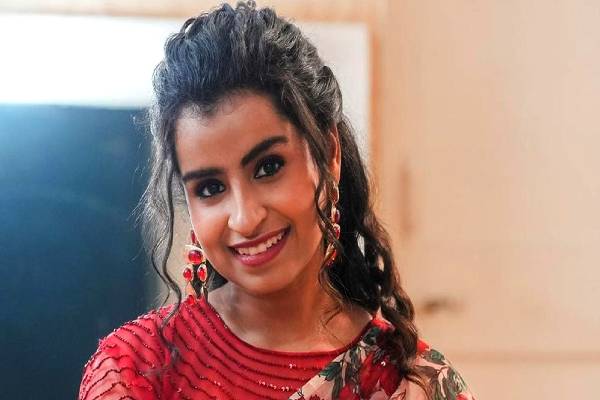 சொகுசு கார் வாங்கிய சிவாங்கி: பஞ்சவர்ண ஆடையில் எப்படி இருக்காரு பாருங்க | Sivaangi Anchor In New Tv Show Recent Photos Viral