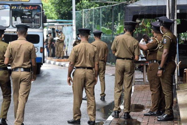 விடுதியொன்றில் பெட்ரோல் குண்டு தாக்குதலை நடத்த இரகசிய திட்டம! சுற்றிவளைத்த பொலிஸார் | Group Preparing To Launch A Petrol Bomb Attack விடுதியொன்றில் பெட்ரோல் குண்டு தாக்குதலை நடத்த இரகசிய திட்டம! சுற்றிவளைத்த பொலிஸார் | Group Preparing To Launch A Petrol Bomb Attack