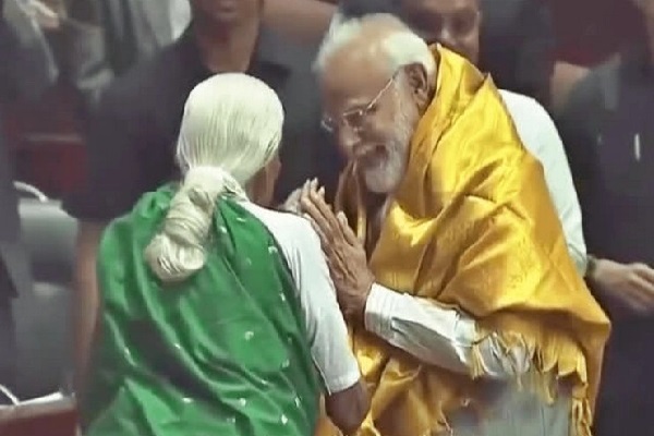தமிழக விவசாயியான பாட்டியின் காலில் விழுந்து வணங்கிய பிரதமர் மோடி | Modi Fell In Pappammal Feet