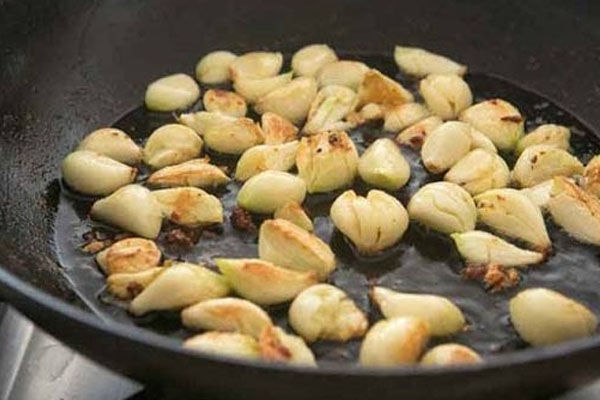 பூண்டை இப்படி சாப்பிடுபவர்களுக்கு கொலஸ்ட்ரால் வராதாம் | People Eat Garlic Like This Do Not Get Cholesterol