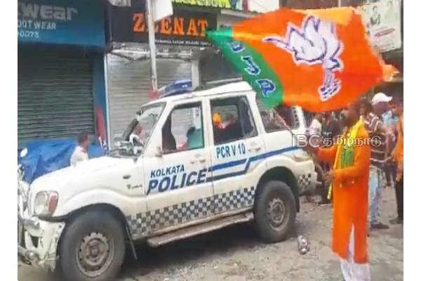 காவலர் மீது கொடூர தாக்குதல்..போலீஸ் வாகனத்திற்கு தீ வைத்த பாஜகவினர் | Bjp Set Fire To Police Vehicle காவலர் மீது கொடூர தாக்குதல்..போலீஸ் வாகனத்திற்கு தீ வைத்த பாஜகவினர் | Bjp Set Fire To Police Vehicle