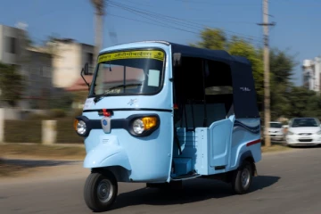 கொரோனா தடுப்பூசி போட குடும்பத்துடன் சென்ற  ஆட்டோ டிரைவர் - வீடுத் திரும்பிய போது காத்திருந்த பேரதிர்ச்சி