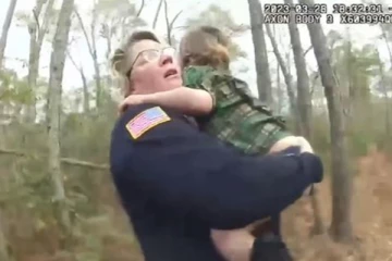 நடுக்காட்டில் குழந்தையின் அழுகுரல்., பின்தொடர்ந்த பொலிஸாருக்கு காத்திருந்த அதிர்ச்சி! வெளியான திக் திக் காணொளி