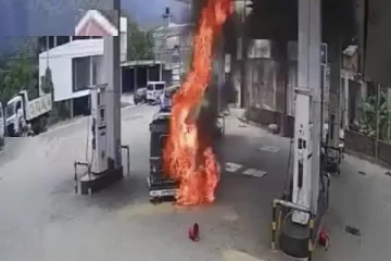 திடீரென தீப்பற்றிய முச்சக்கர வண்டி!