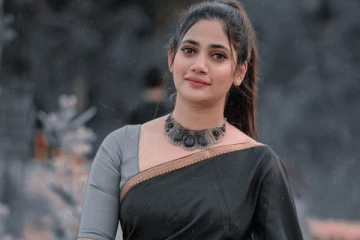 புடவையில் ஜொலிக்கும் ஈழத்து பெண்! கிரங்கி போன தமிழ் ரசிகர்கள்..... தீயாய் பரவும் புகைப்படம்