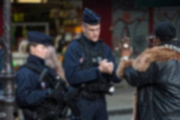 துப்பாக்கியால் ஆசிரியரை மிரட்டிய இருவர் கைது