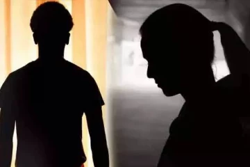 பஸ் ஸ்டாண்ட்னு கூட பாக்கல.. மாமியார் கையை பிடித்து இழுத்து மருமகன் செய்த செயல்!